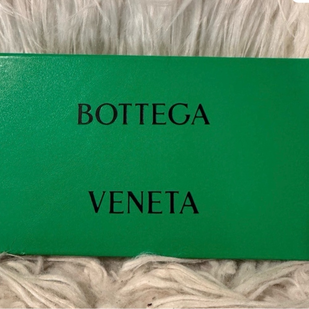 Bottega Veneta Vibrant Green Sunglasses 55mm worn once - Picture 10 of 14